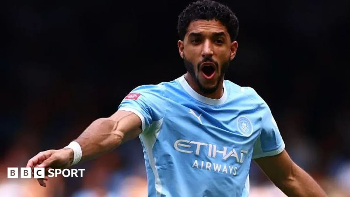 Jugador de Manchester City señalando durante el partido