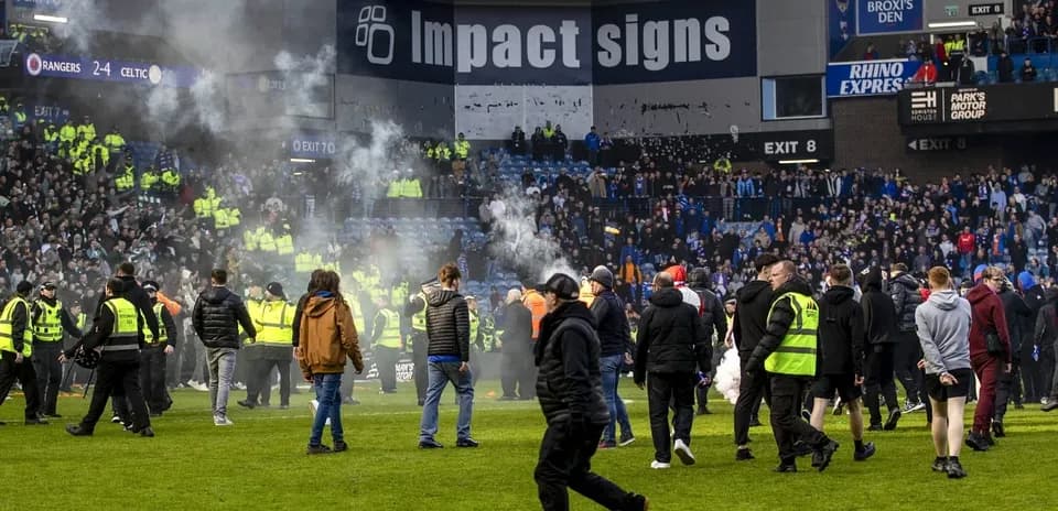 Afloramiento de aficionados en el campo durante el partido