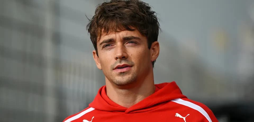 Jugador en sudadera roja durante sesión de entrenamiento