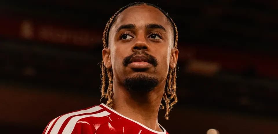 Jugador con camiseta roja mirando hacia el frente