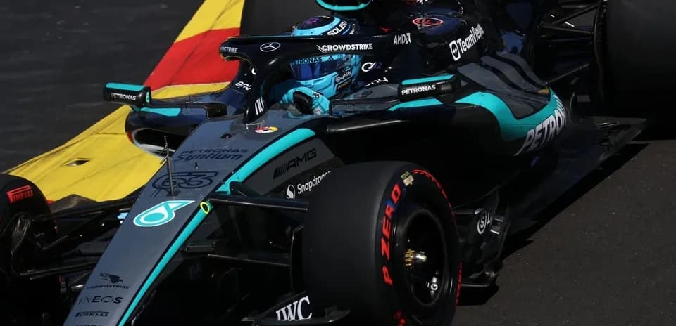 Coche de Fórmula 1 de Mercedes en carrera