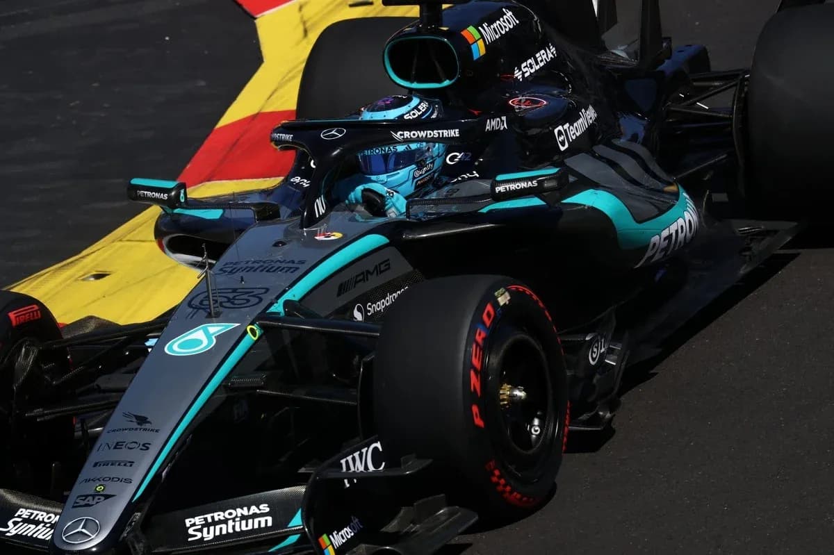 Coche de Fórmula 1 de Mercedes en carrera