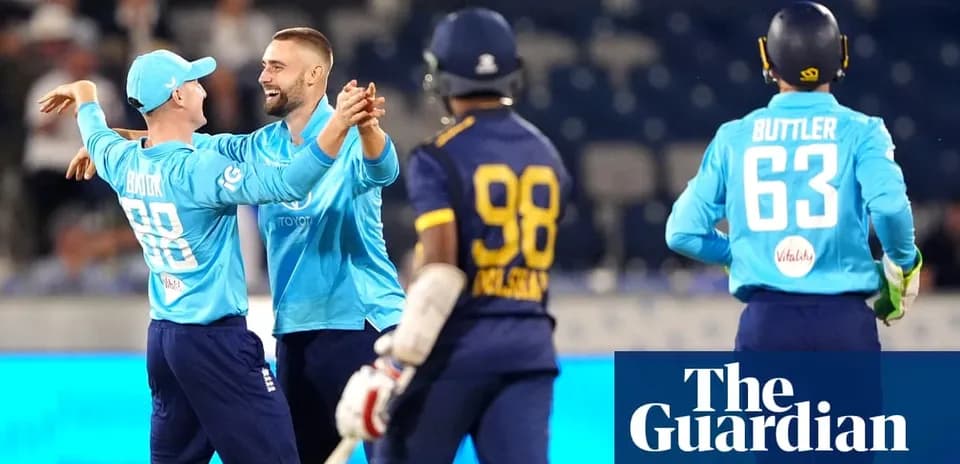Jugadores de Inglaterra celebrando un wicket en partido