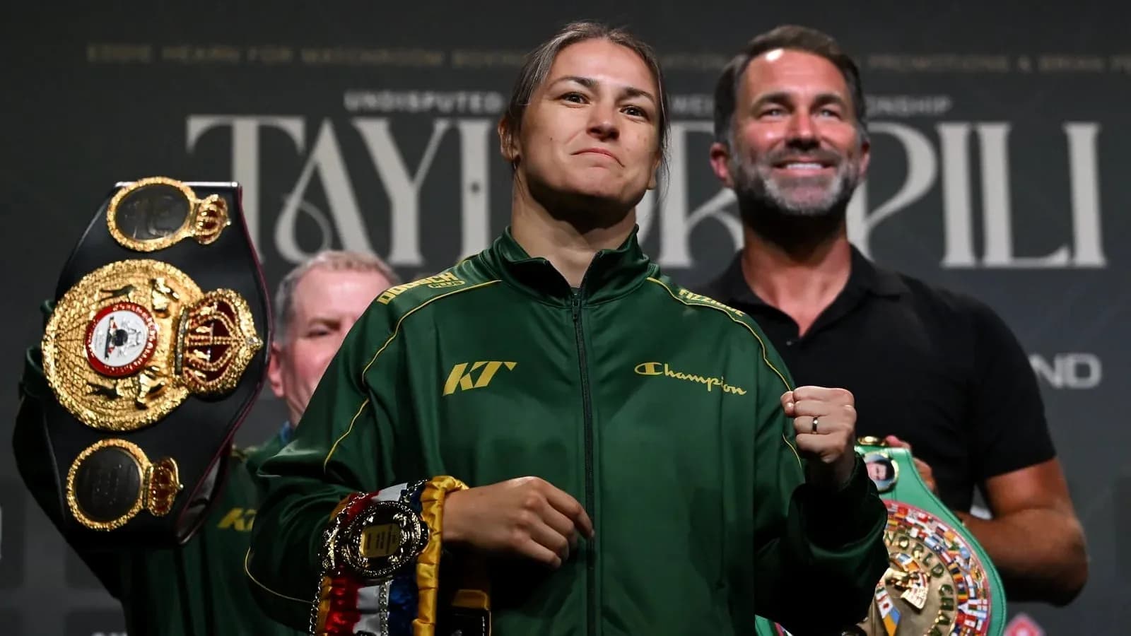 Boxeadora con cinturones en conferencia de prensa