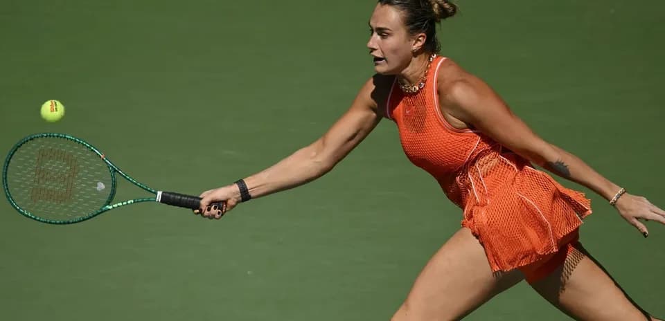 Jugadora de tenis golpeando la pelota en la cancha