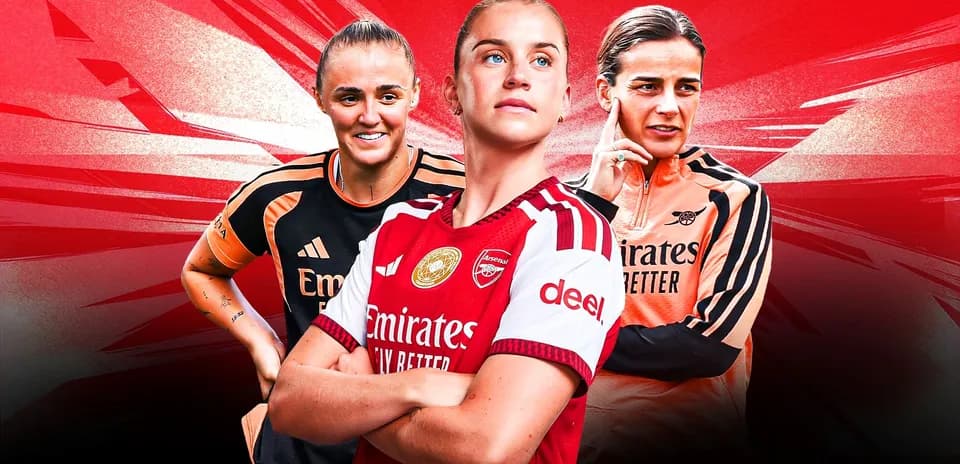 Tres jugadoras de Arsenal posando en uniforme