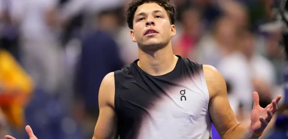 Jugador de tenis reaccionando durante un partido