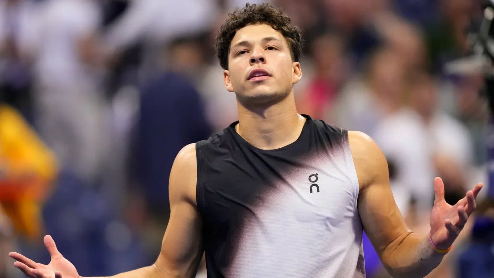 Jugador de tenis reaccionando durante un partido