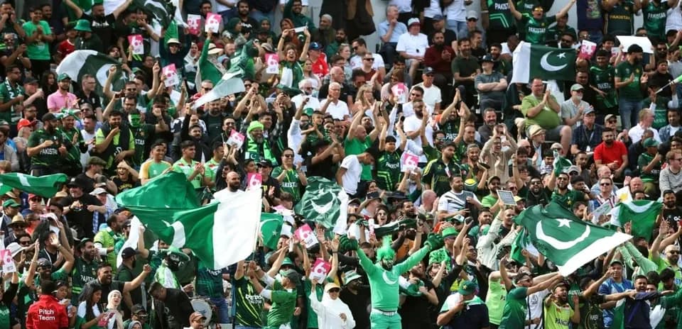 Aficionados de Pakistán animando en el estadio