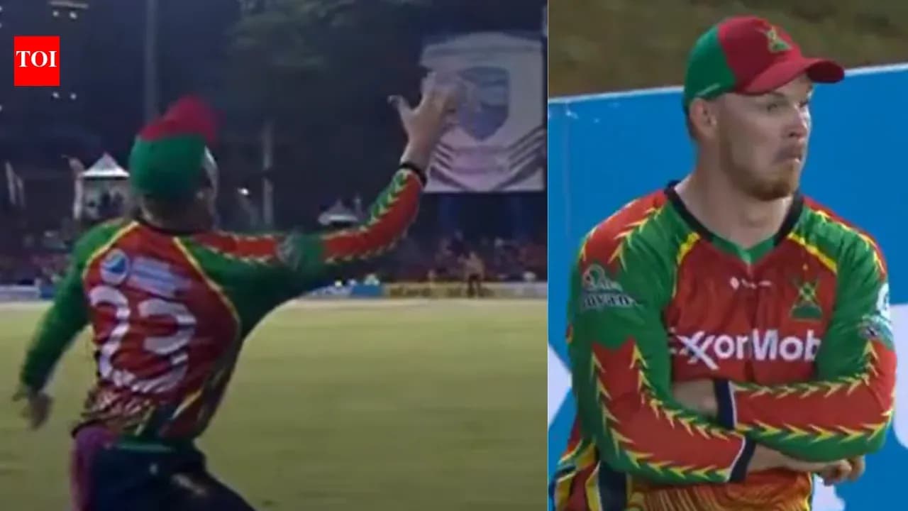 Jugador lanzando la pelota en un partido de cricket