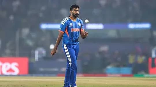 Jugador de cricket de India lanzando la pelota