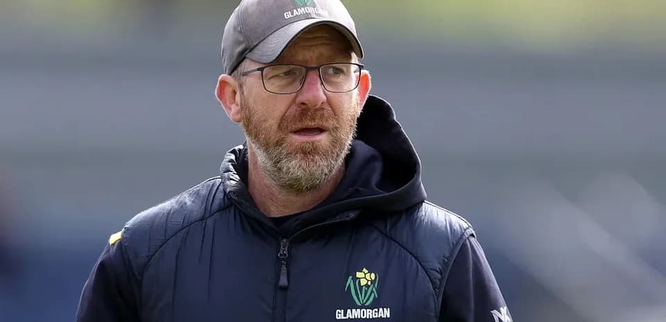 Entrenador de Glamorgan observando durante la práctica