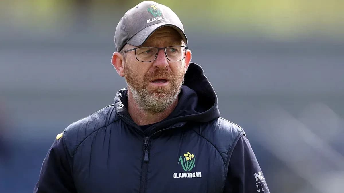 Entrenador de Glamorgan observando durante la práctica