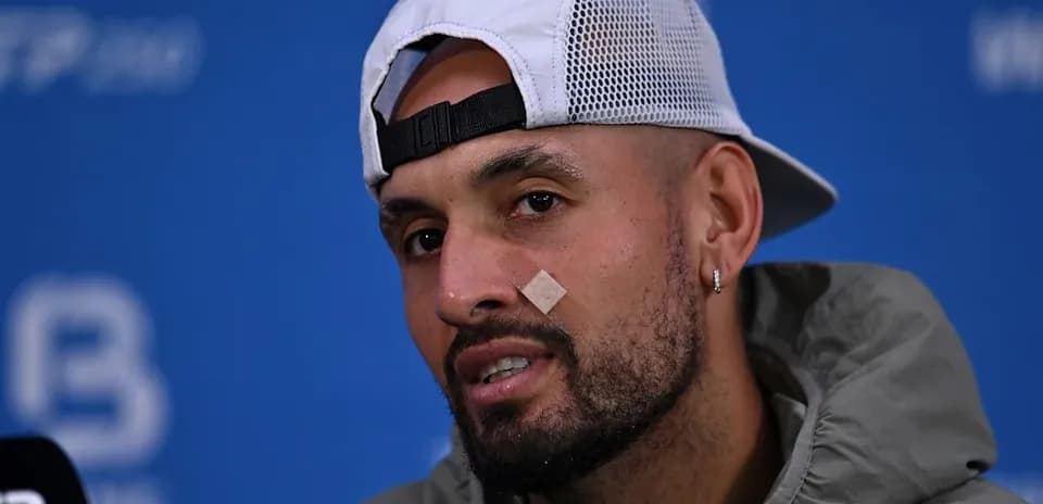 Jugador en conferencia de prensa con vendaje en la cara
