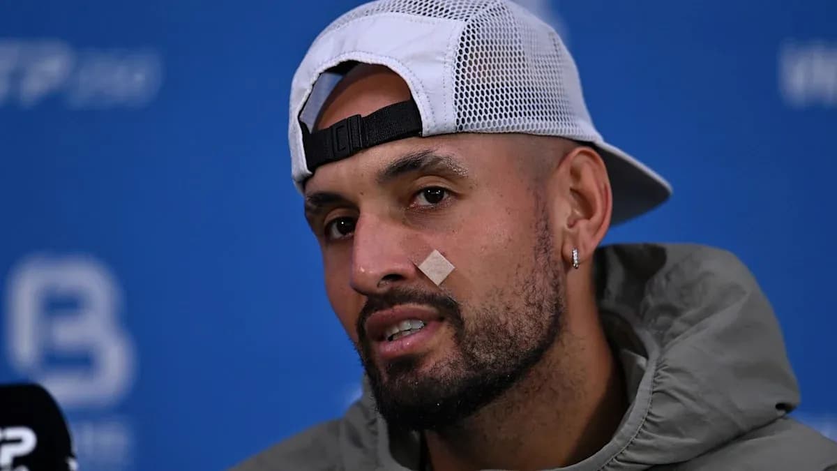 Jugador en conferencia de prensa con vendaje en la cara