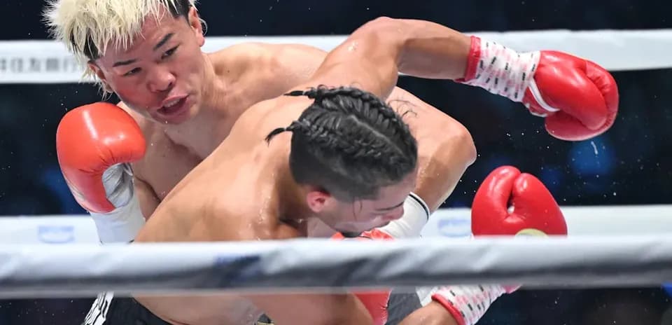 Boxeador lanzando un golpe a su oponente en ring