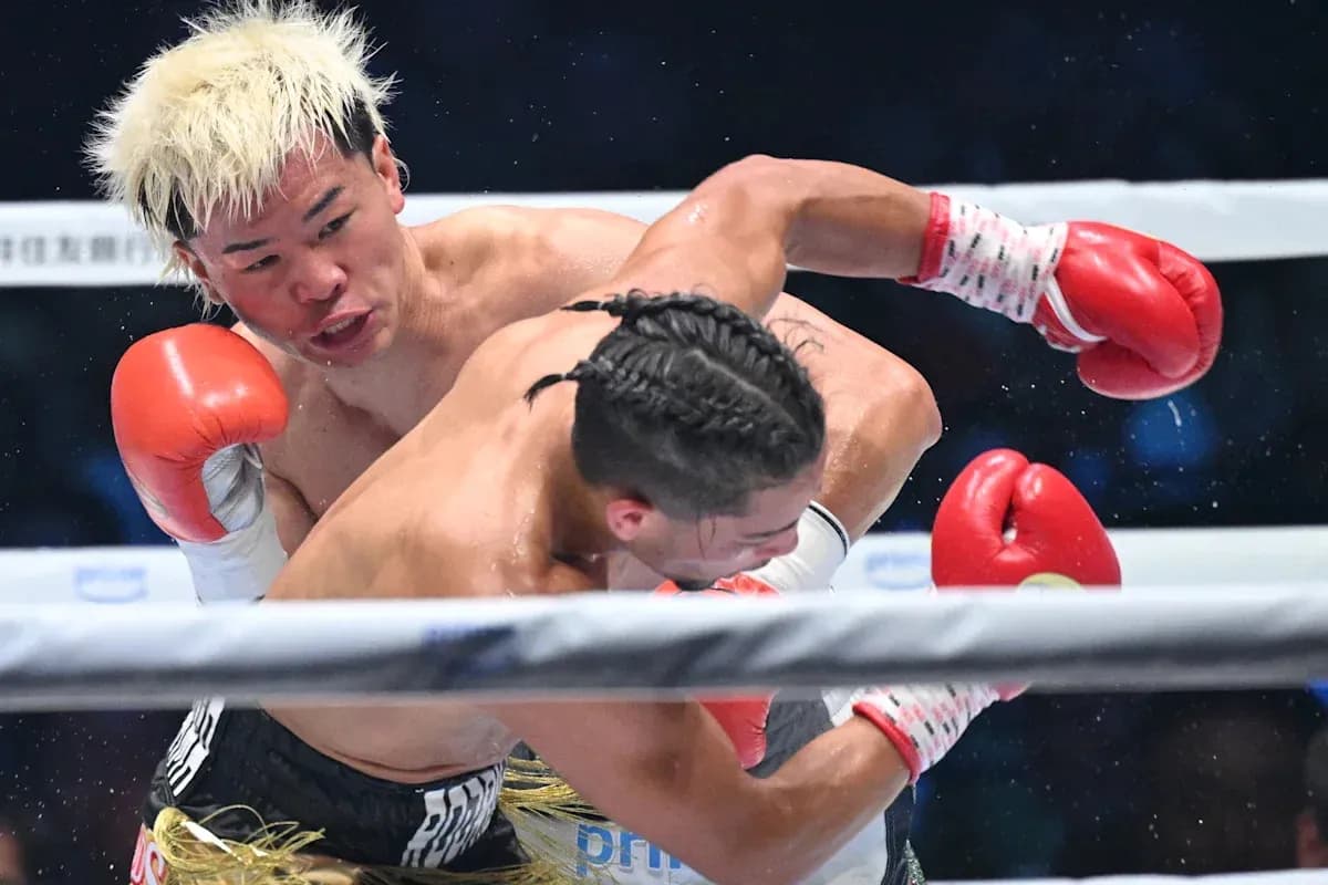 Boxeador lanzando un golpe a su oponente en ring