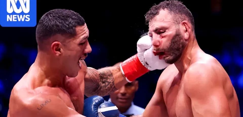 Boxeador golpeando a su oponente en el ring