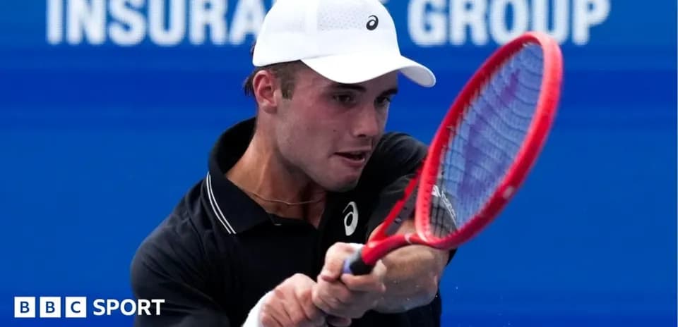 Jugador de tenis golpeando la pelota con raqueta
