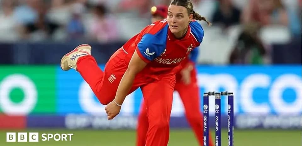 Jugadora de Inglaterra lanzando en un partido de cricket