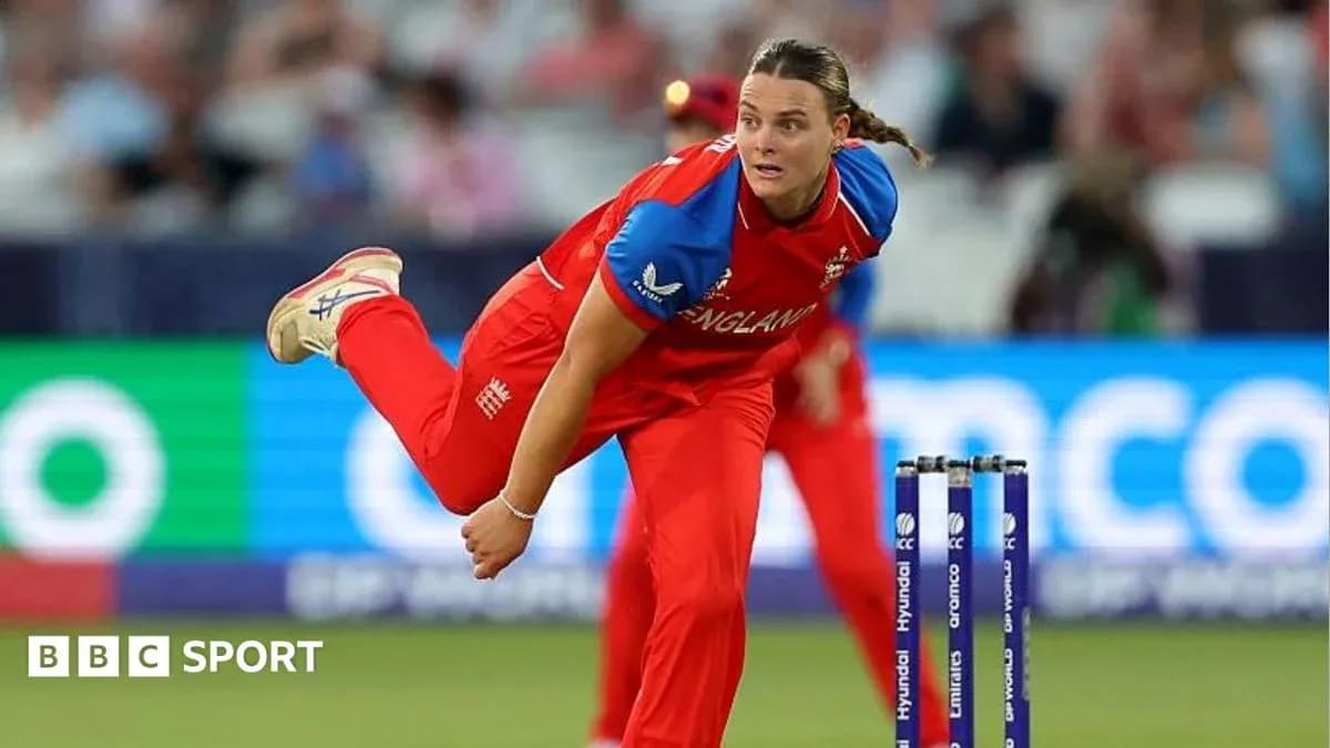 Jugadora de Inglaterra lanzando en un partido de cricket