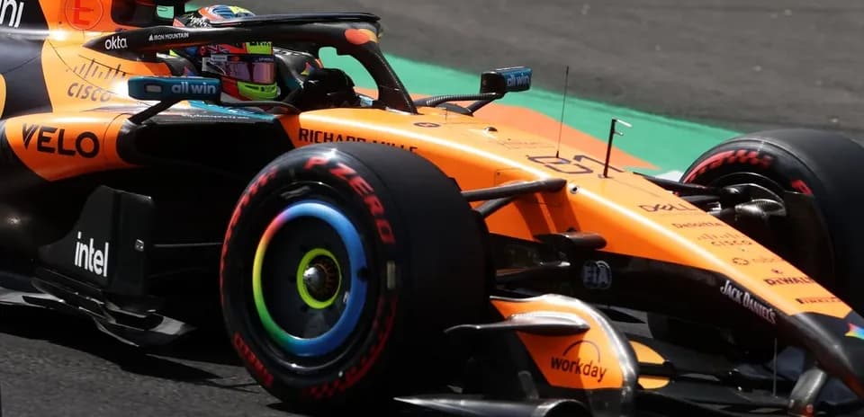 Coche de Fórmula 1 McLaren en pista durante carrera