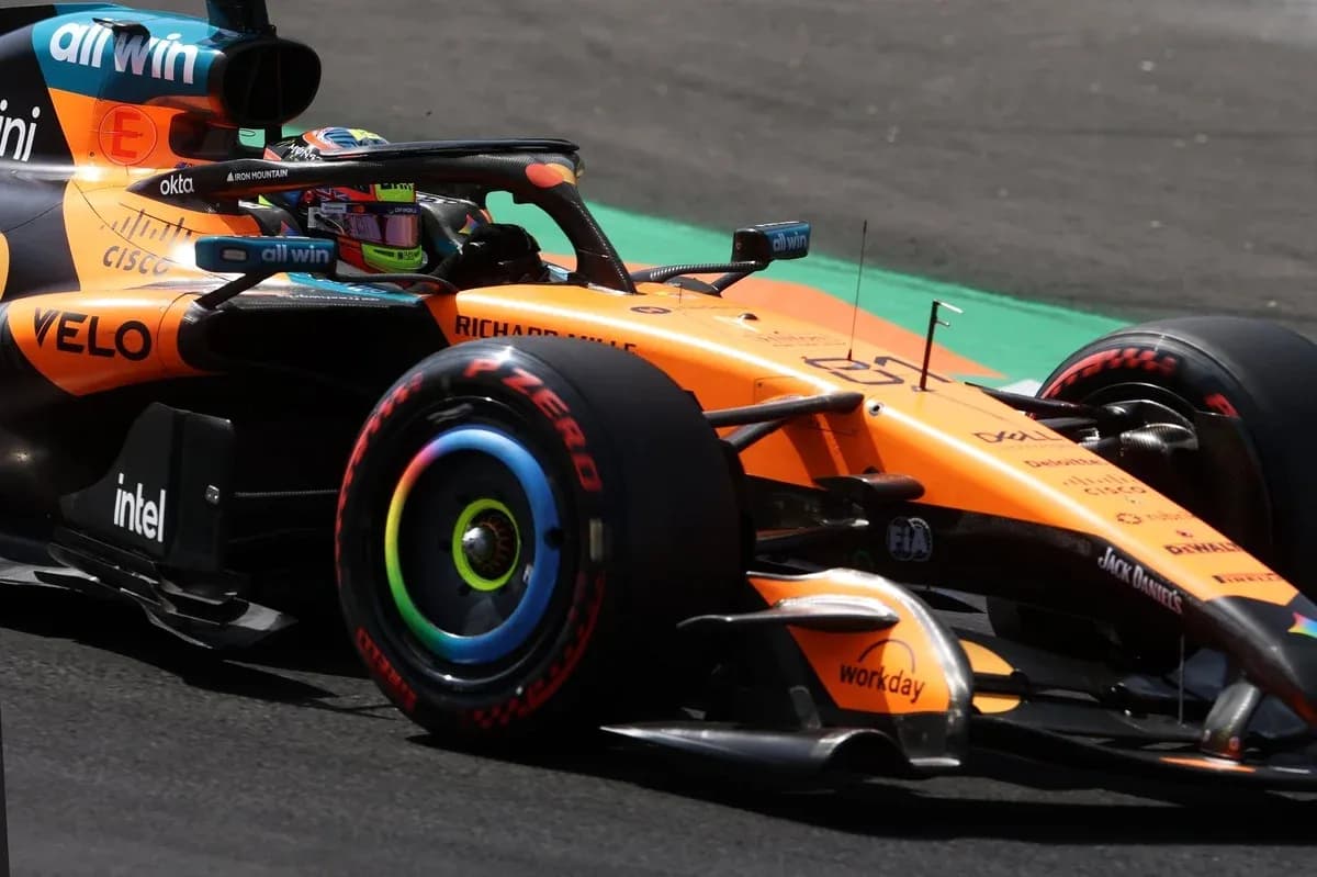 Coche de Fórmula 1 McLaren en pista durante carrera