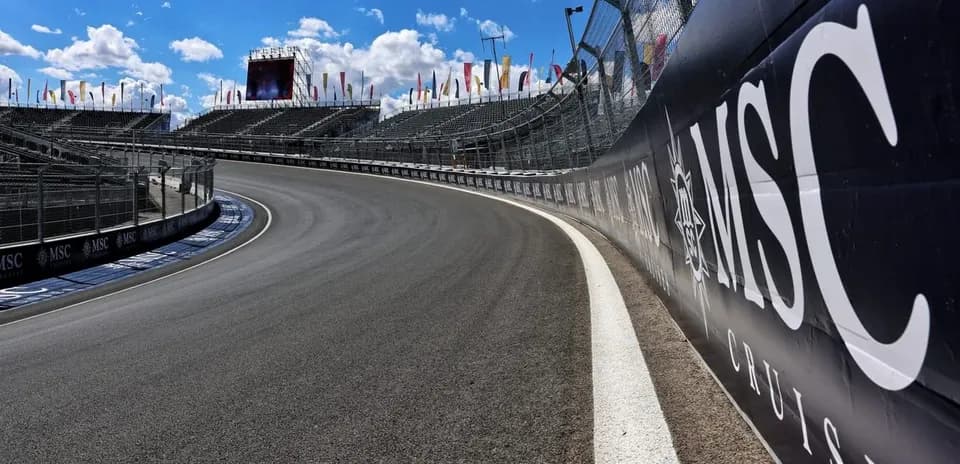 Curva de pista de carrera con gradas vacías