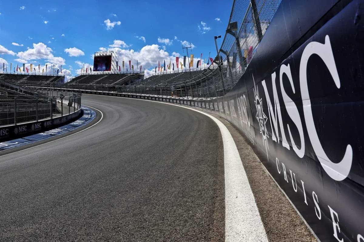 Curva de pista de carrera con gradas vacías