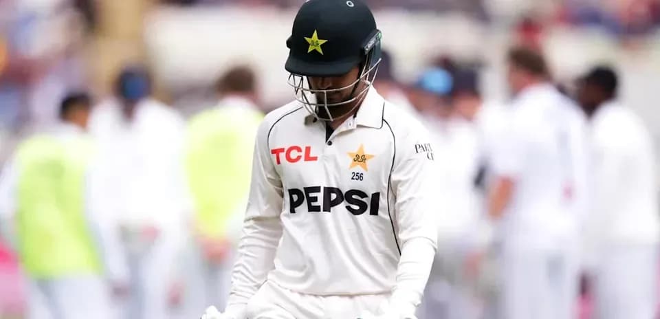Jugador de cricket de Pakistán caminando hacia el vestuario