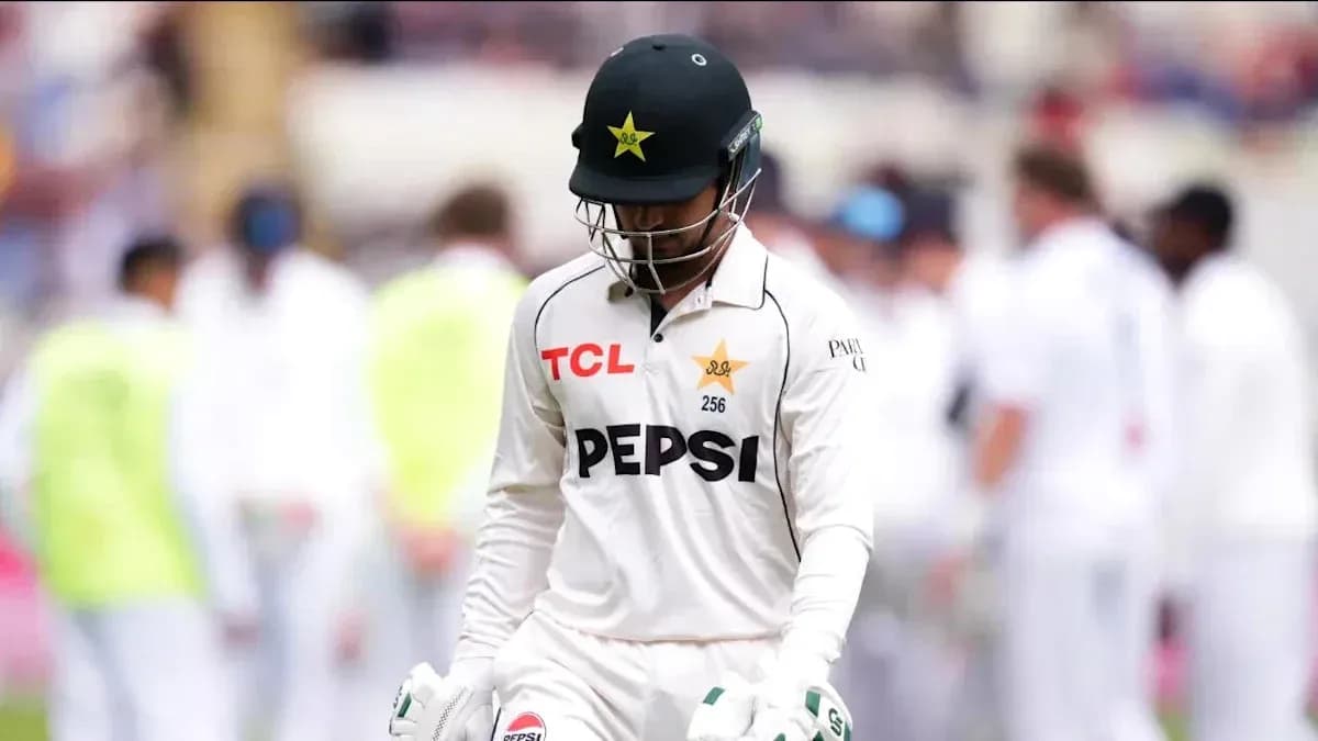 Jugador de cricket de Pakistán caminando hacia el vestuario