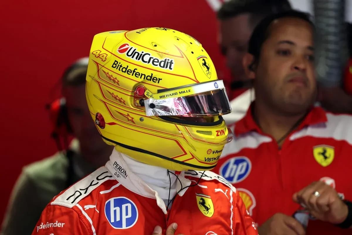 Piloto con casco amarillo en boxes de Ferrari