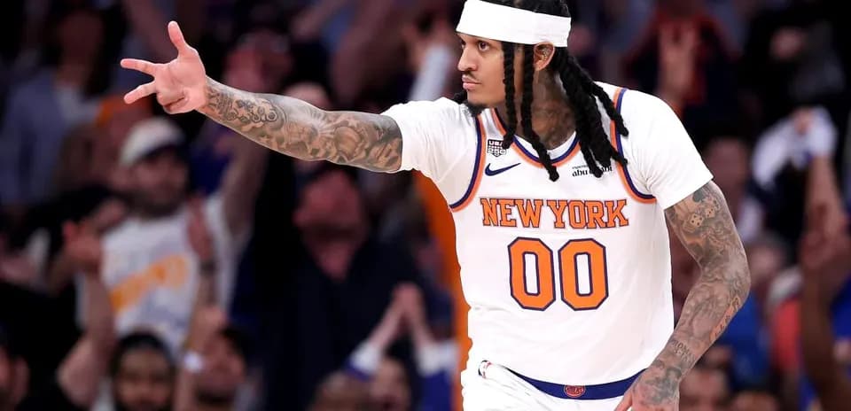 Jugador de los Knicks señalando durante un partido