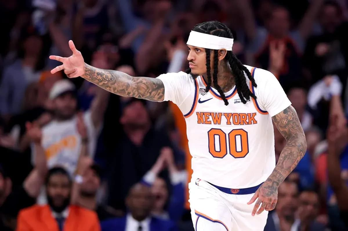 Jugador de los Knicks señalando durante un partido