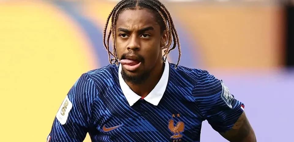 Jugador de Francia con camiseta azul en acción