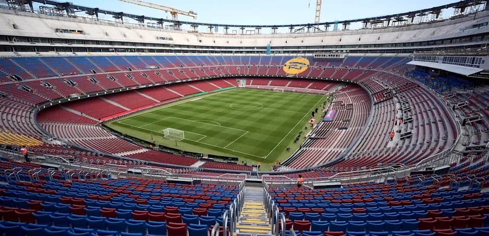 Vista del estadio con campo de fútbol y gradas vacías