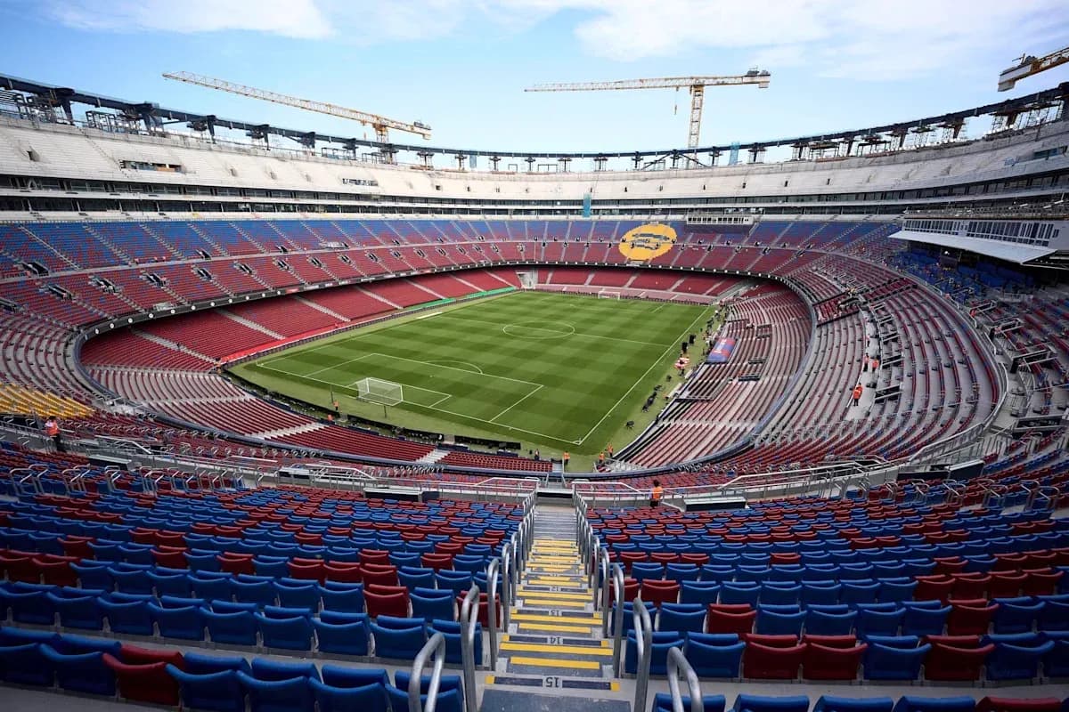 Vista del estadio con campo de fútbol y gradas vacías