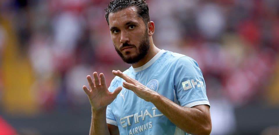 Jugador con camiseta de Manchester City saludando