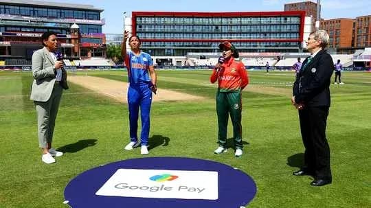 Capitanes de India y Bangladesh en el sorteo previo al partido