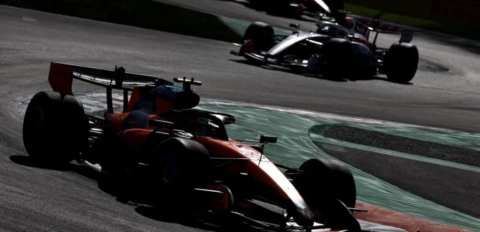 Tres coches de Fórmula 1 en curva durante carrera