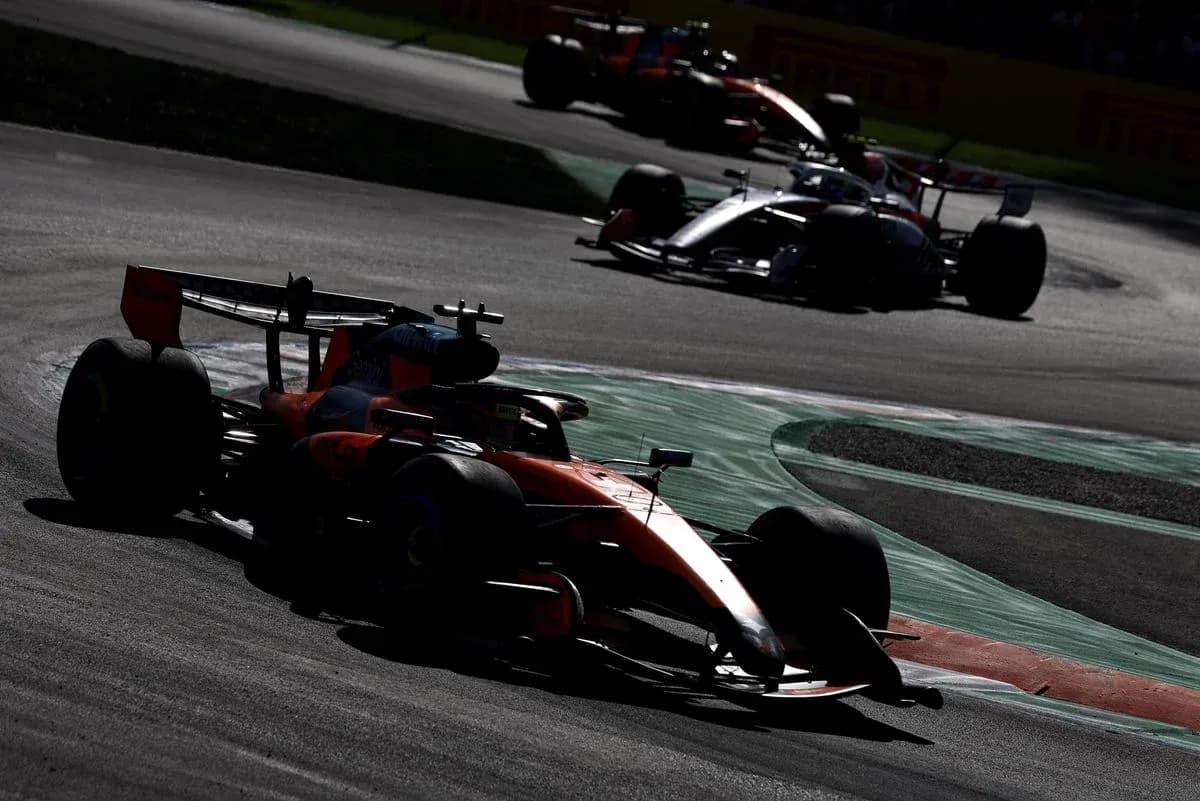 Tres coches de Fórmula 1 en curva durante carrera