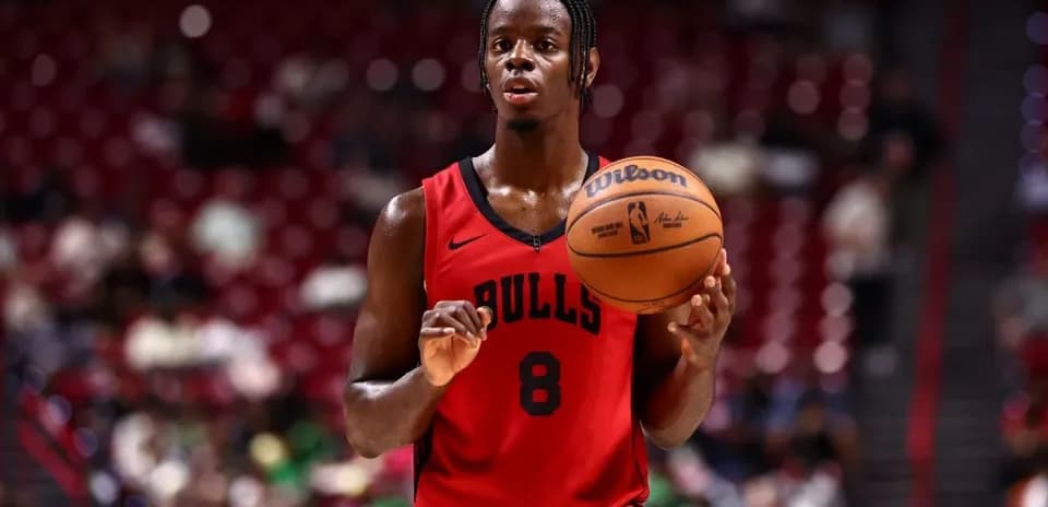 Jugador de los Bulls sosteniendo un balón de baloncesto