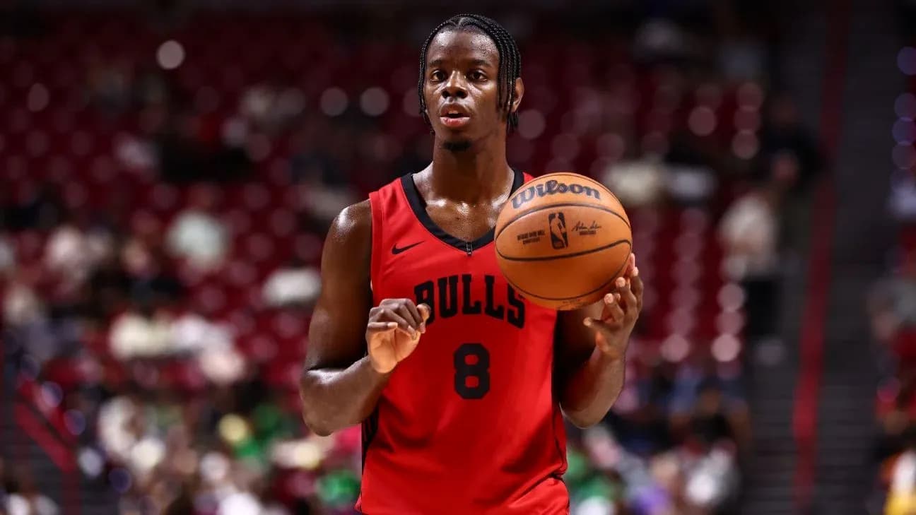 Jugador de los Bulls sosteniendo un balón de baloncesto