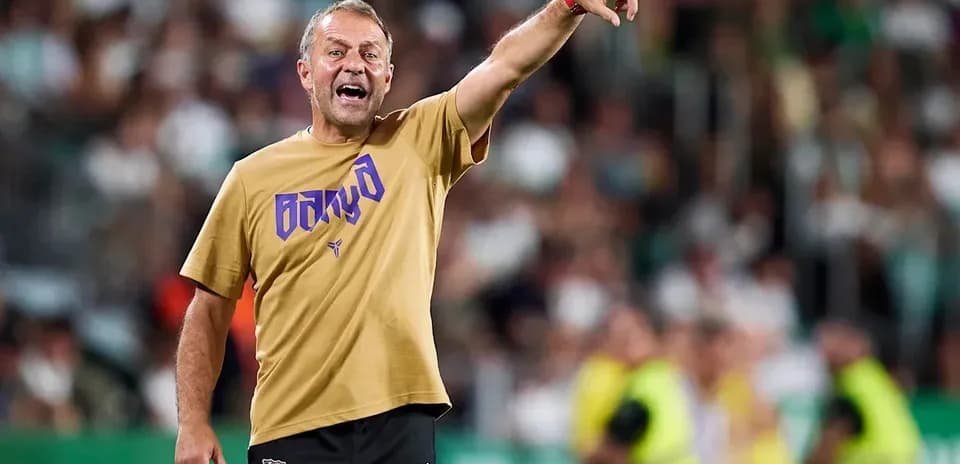 Entrenador dirigiendo desde la línea de banda