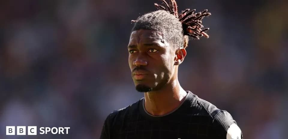 Jugador de Tottenham con peinado trenzado en el campo