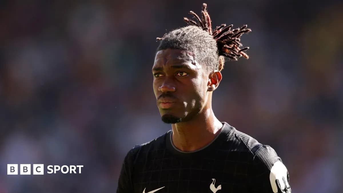 Jugador de Tottenham con peinado trenzado en el campo