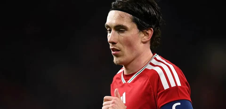 Jugador con cinta de capitán en camiseta roja