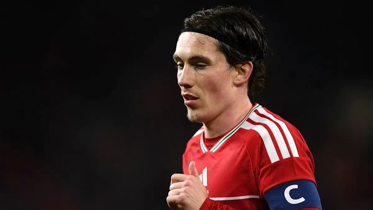 Jugador con cinta de capitán en camiseta roja