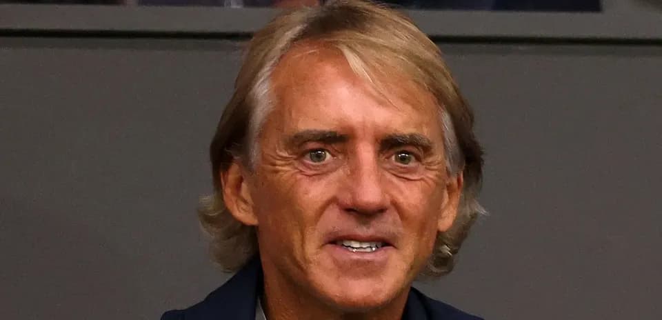 Entrenador sonriente en un evento deportivo