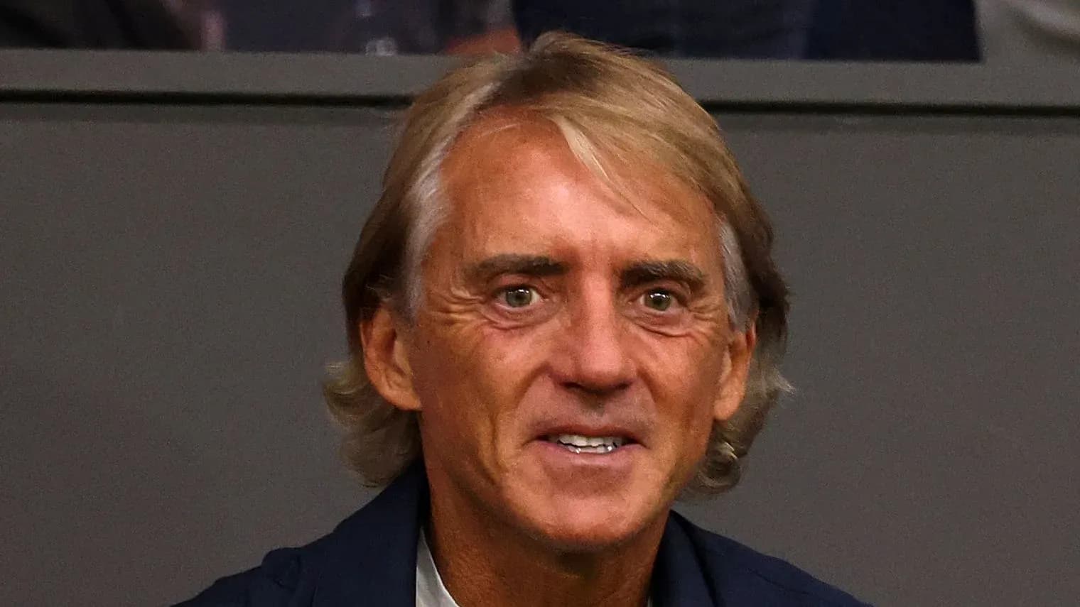 Entrenador sonriente en un evento deportivo